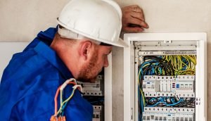 فحص أعطال الكهرباء بالرياض