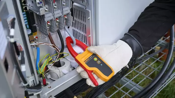 كشف الكابلات الكهربائية