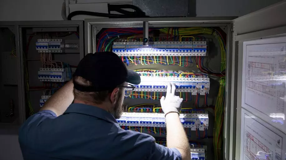 فحص الكابلات الكهربائية